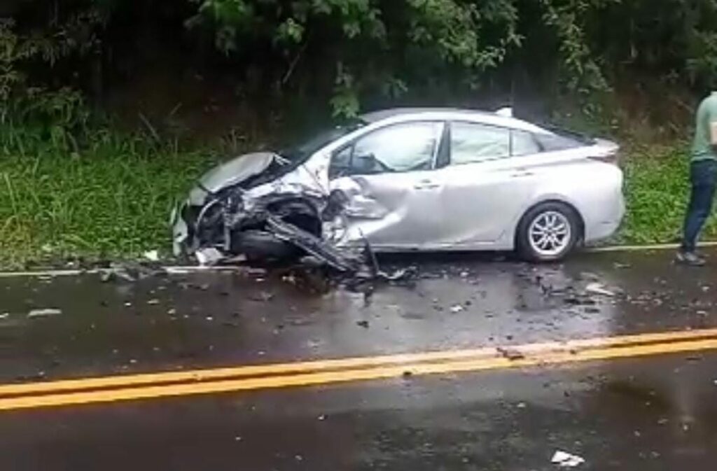 Carros batem de frente na Curva da Morte na BR-262 - 1
