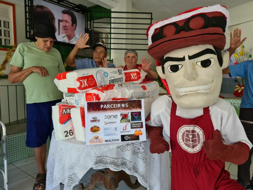 Mascote-da-Desportiva-Ferroviaria-entrega-doacoes-para-idosos-da-Sou-Feliz-3