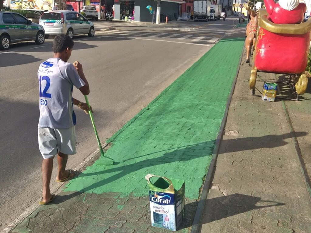 Parte-da-linha-ferrea-que-servia-para-manobras-de-trens-tem-o-piso-pintado-em-Marechal-Floriano-3