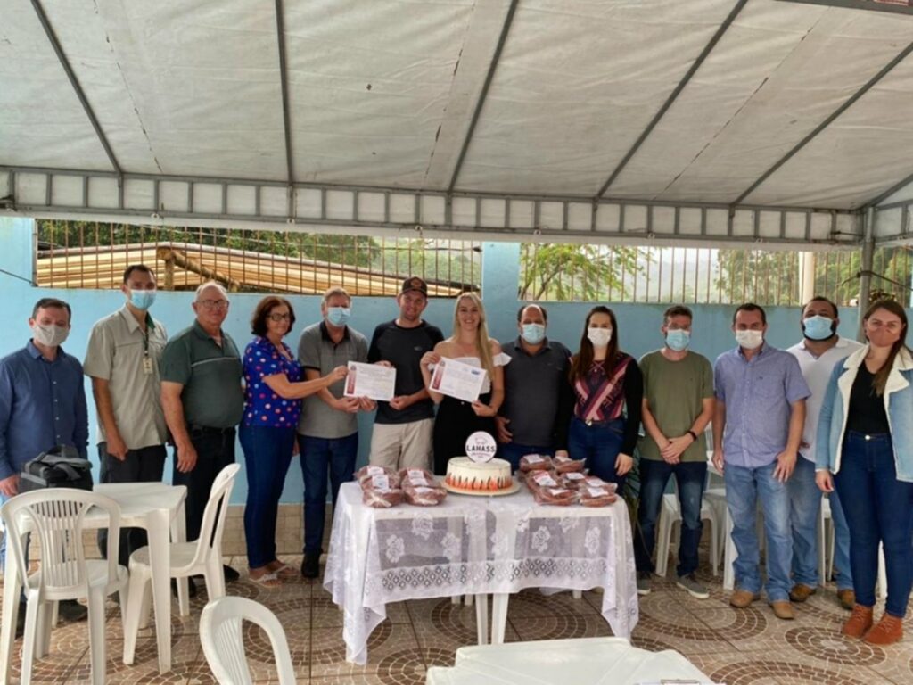 Prefeito-entrega-registro-SIM-para-agroindustria-Lahass-em-Melgaco-3