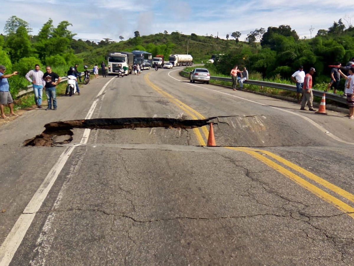 R-101-e-totalmente-interditada-apos-pista-ceder-e-nao-ha-previsao-de-liberacao