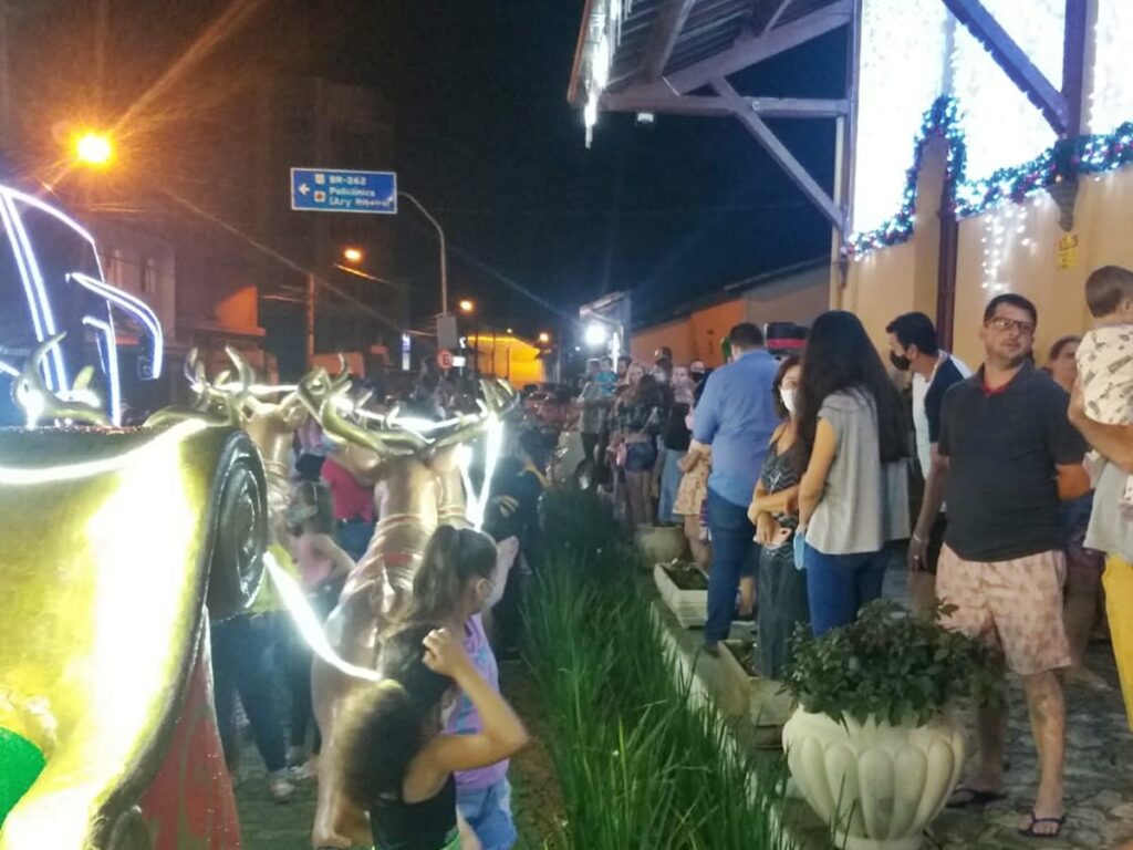 milias-de-Marechal-Floriano-retornam-as-suas-casas-sem-ver-o-Papai-Noel-2