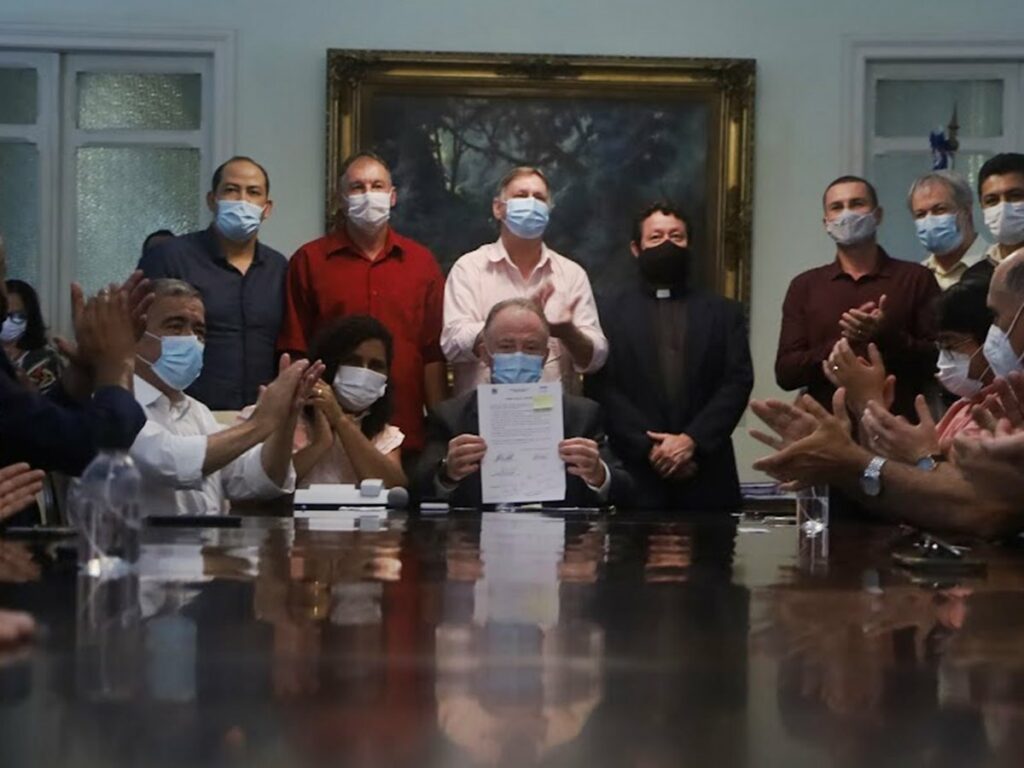 refeito-e-vice-prefeito-de-Domingos-Martins-assinam-convenio-com-a-Sedurb-para-obras-no-municipio