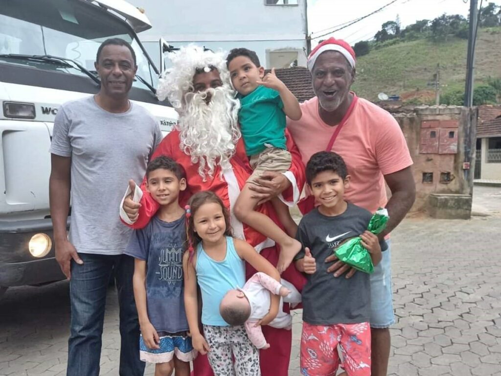 rvidores-publicos-de-Marechal-Floriano-entregam-950-sacolas-de-doces-para-criancas-2