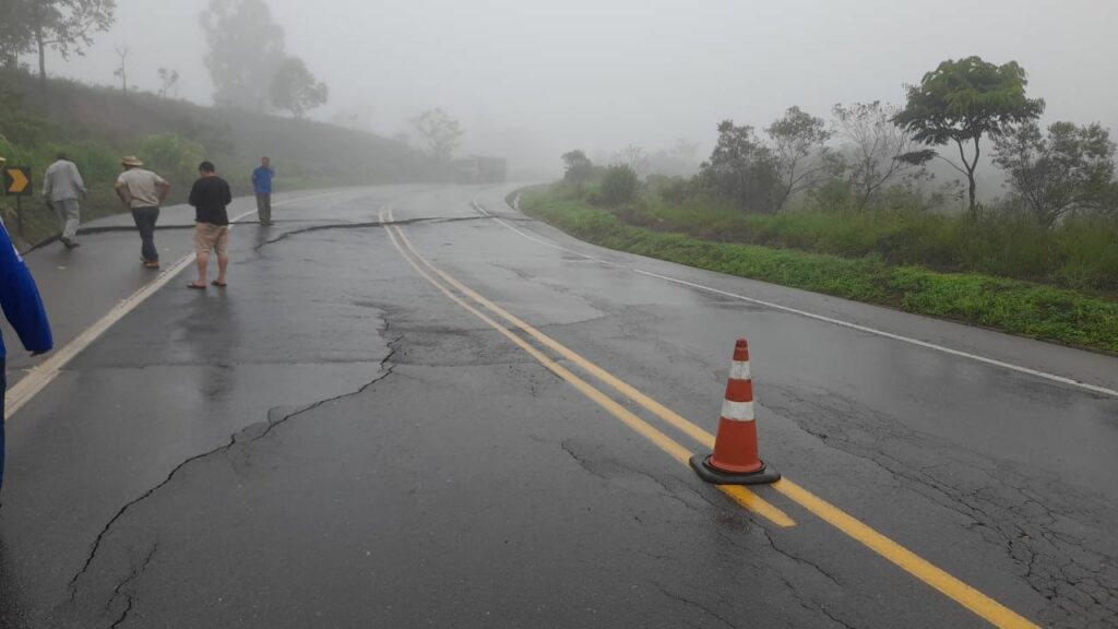 BR-262 interditada em Minas Gerais