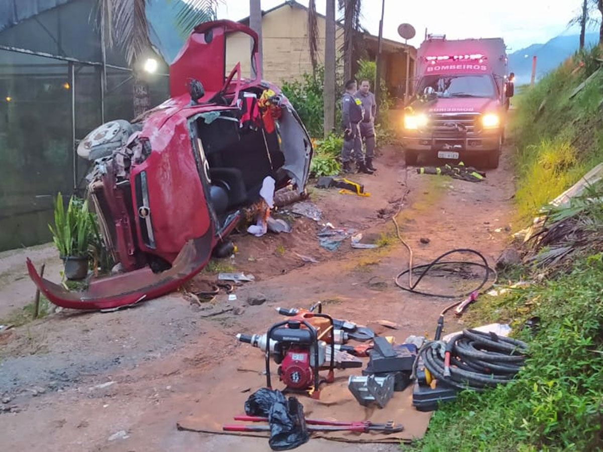 Carro-capota-e-tres-pessoas