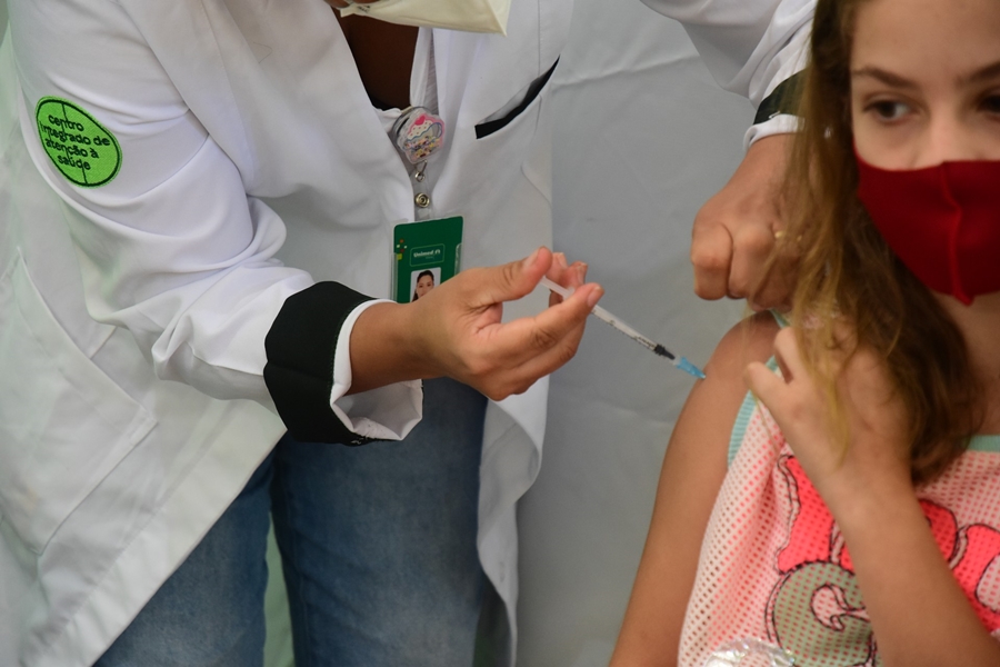 Enfermeira-aplica-primeira-dose-contra-Covid-em-crianca-em-dia-de-vacinacao-no-Maanaim-de-Vitoria-2