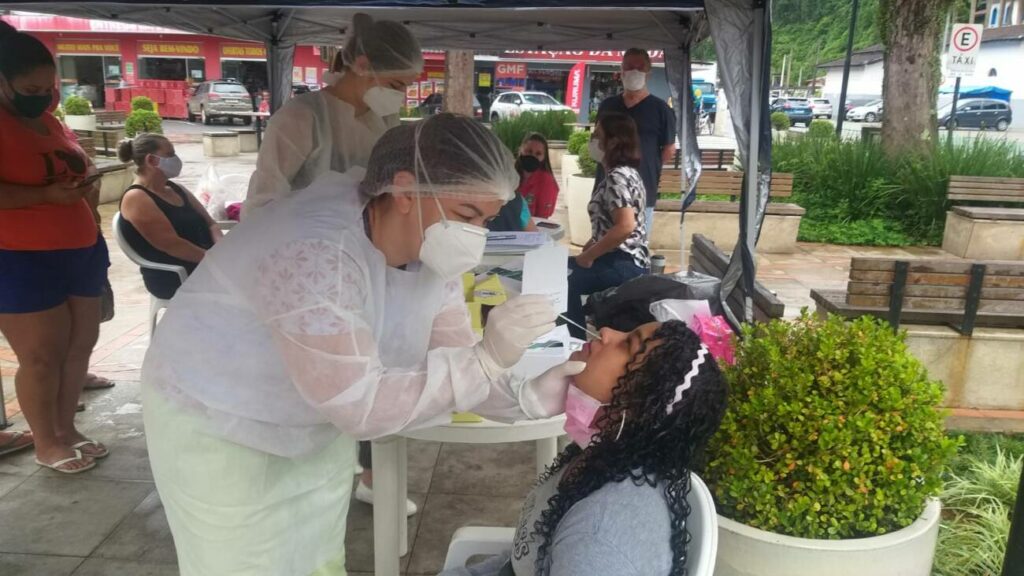 Teste para Covid reúne centenas de moradores de Marechal Floriano na praça principal 1