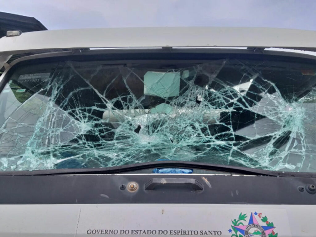 Um-dos-caminhoes-destruidos-1