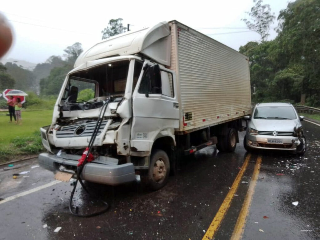 3-veiculos-envolvidos-em-co