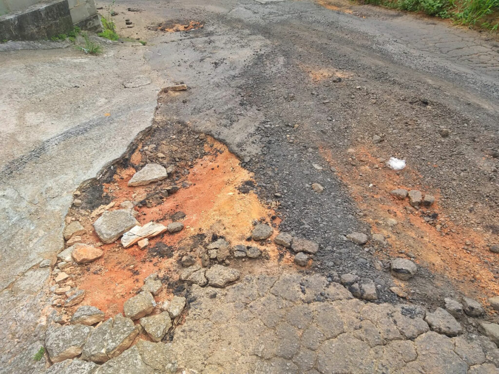 Buracos-em-rua-na-sede-de-M