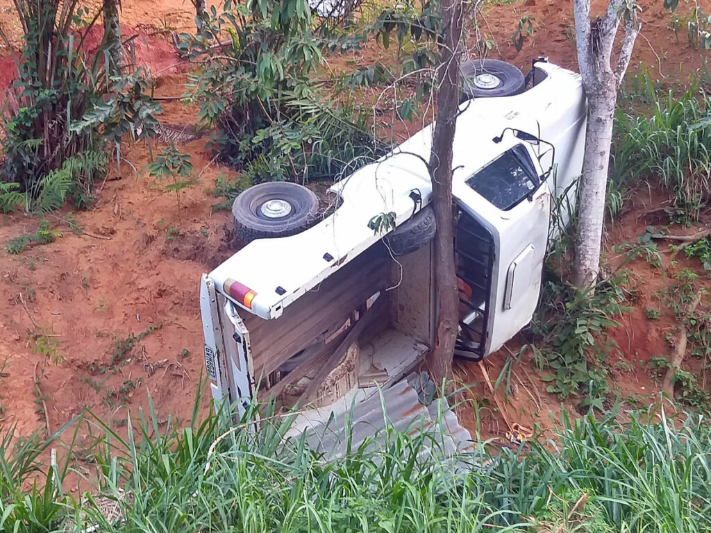 Caminhonete-tombou-e-ficou-