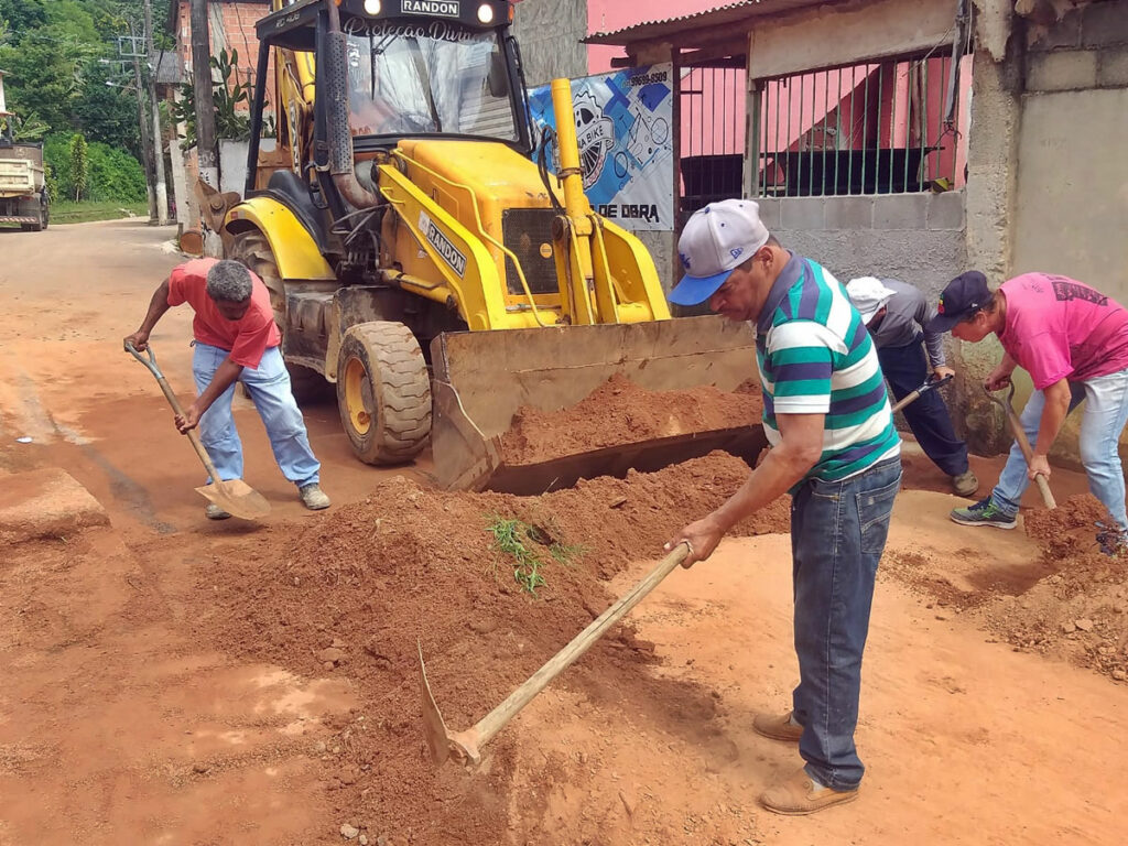 Lama-e-lixos-sao-removidos-