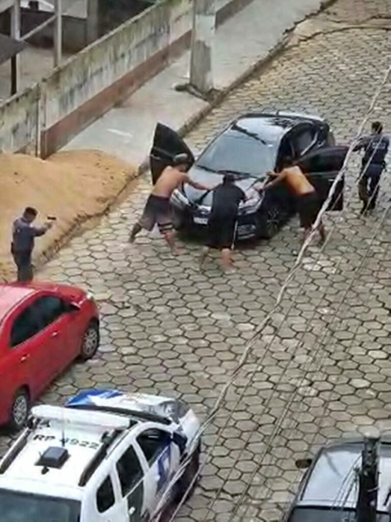 Policia-Militar-cerca-tres-