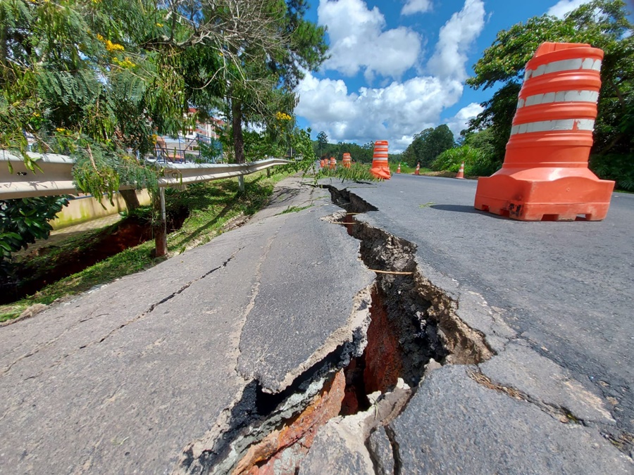 asfalto-cede-em-Pedra-Azul