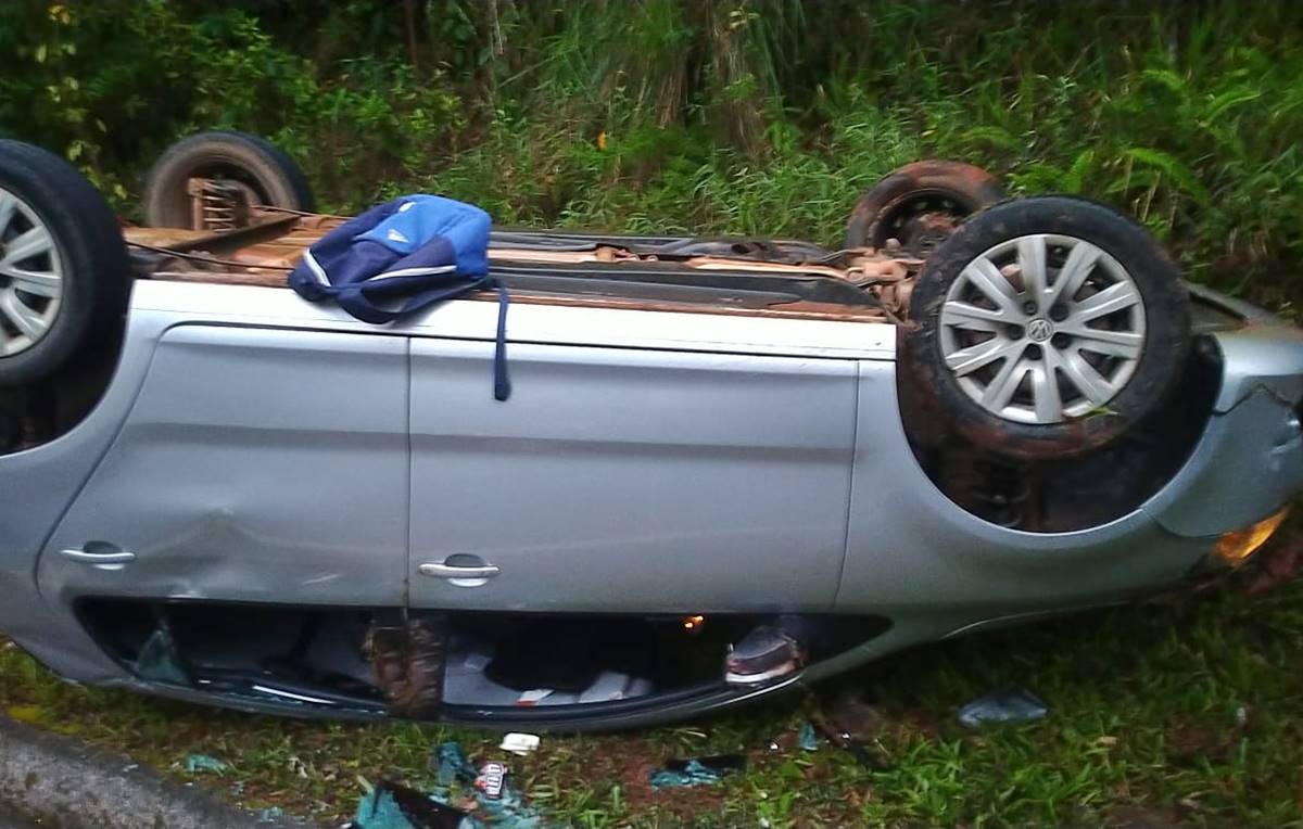 Carro-tomba-na-estrada-que-liga-Domingos-Martins-a-BR-262 Carro-tomba-na-estrada-que-liga-Domingos-Martins-a-BR-262