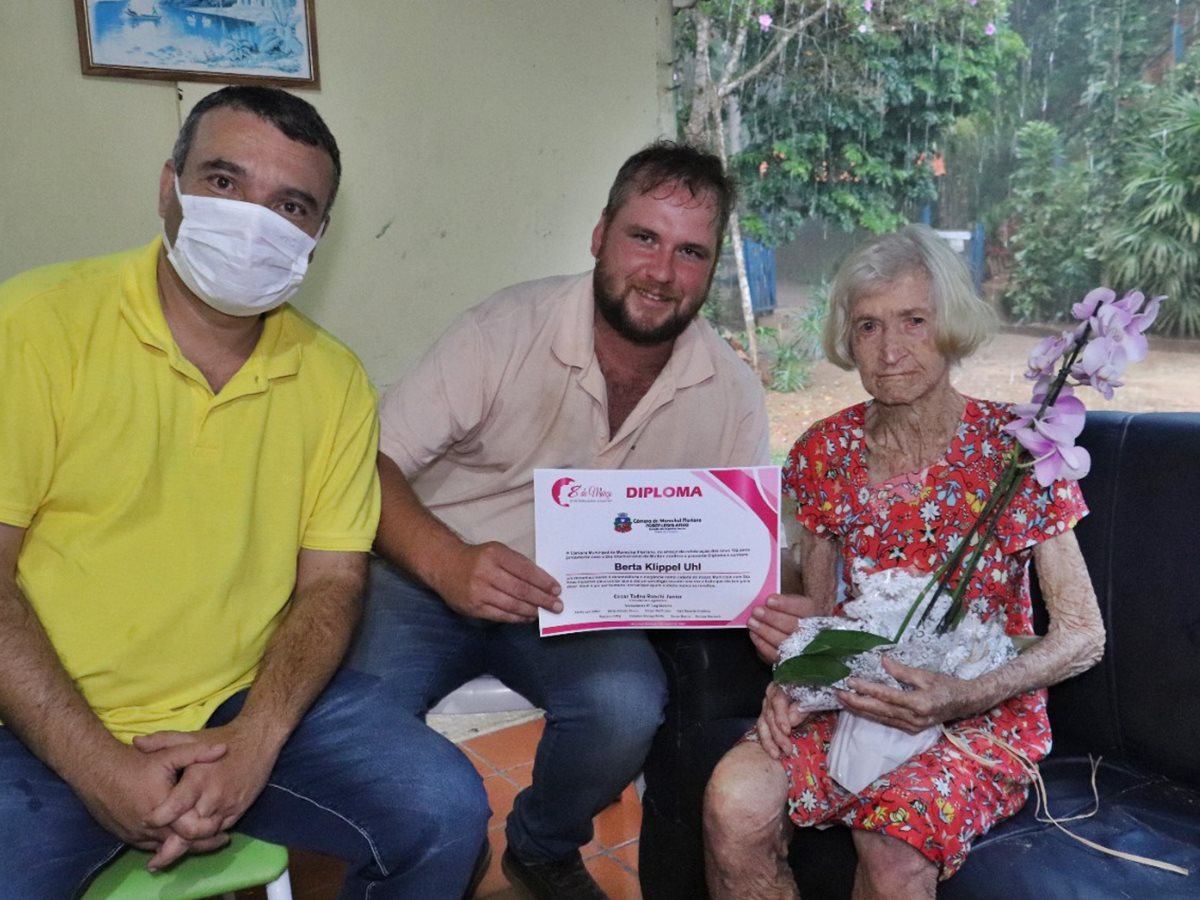 Idosa-de-102-anos-recebe-homenagem-na-Camara-de-Marechal-Floriano