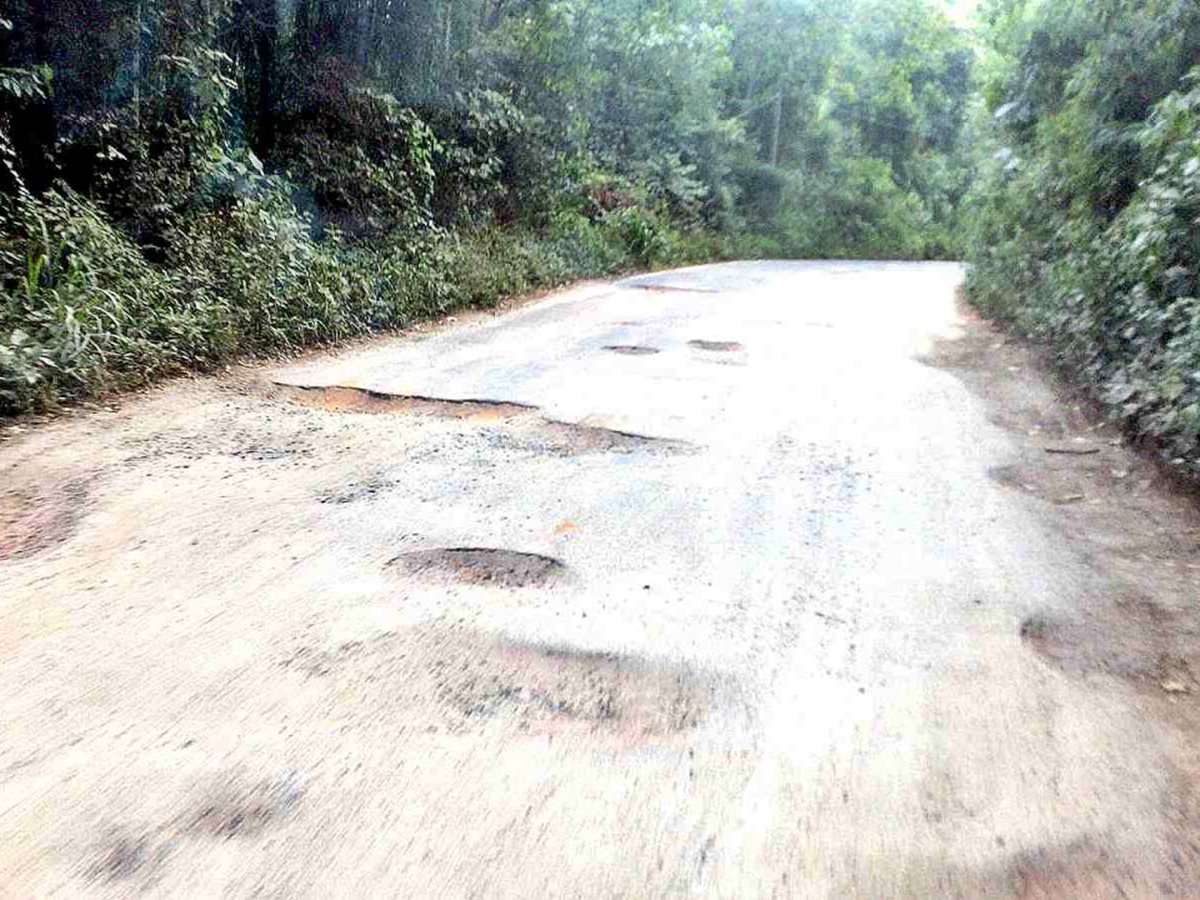 Motoristas-trafegam-na-contramao-para-desviar-de-buracos-em-rodovia-estadual-nas-montanhas Motoristas-trafegam-na-contramao-para-desviar-de-buracos-em-rodovia-estadual-nas-montanhas