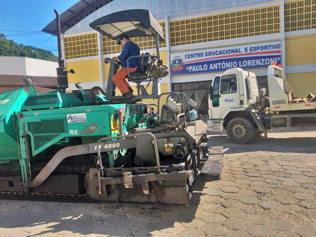 Via-publica-movimentada-em-