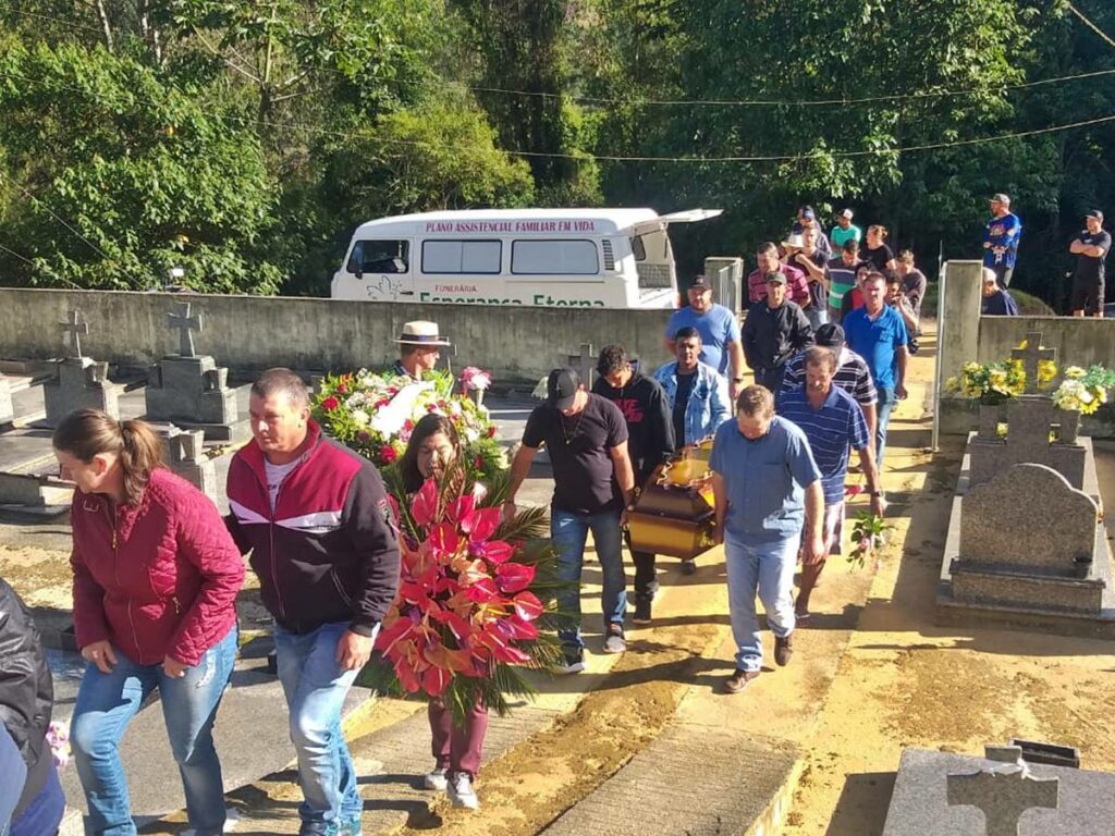 Amigos-e-familiares-se-despedem-do-musico-Elder-Zanett-capa