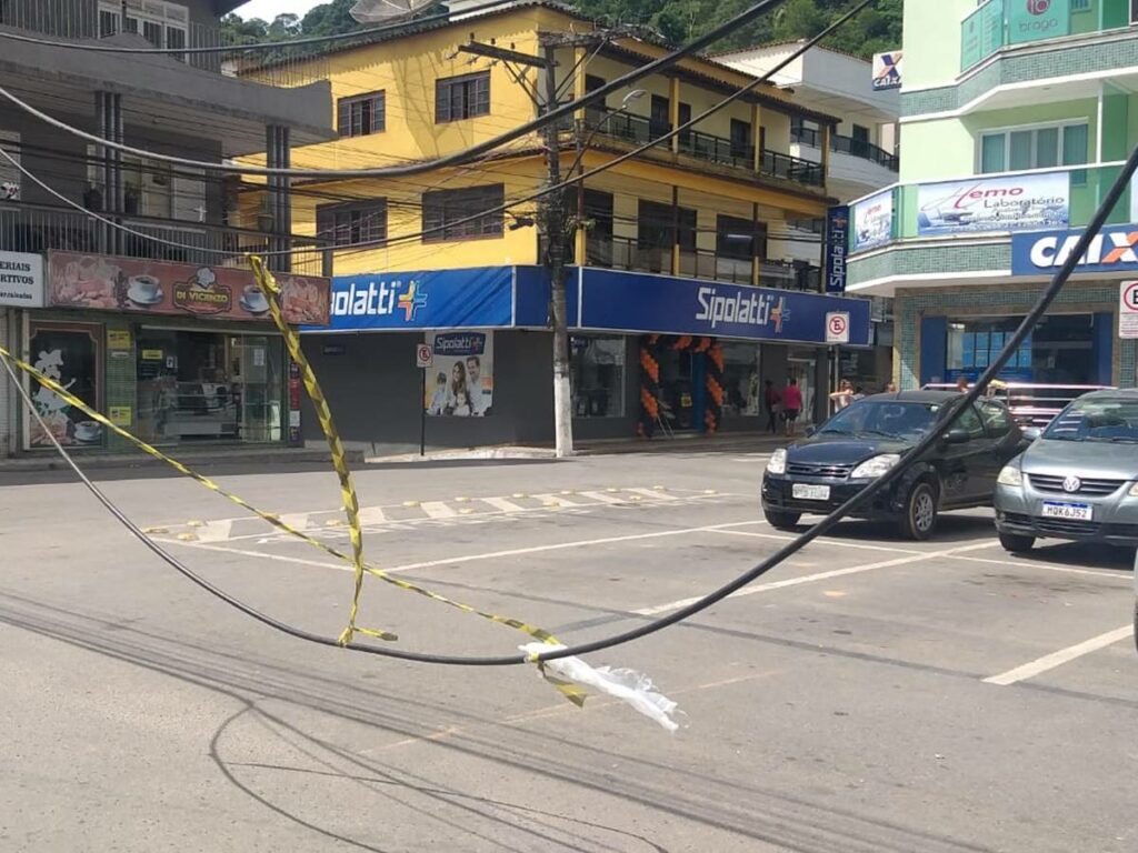 Cabos-telefonicos-caem-numa-praca-movimentada-de-Marechal-Floriano