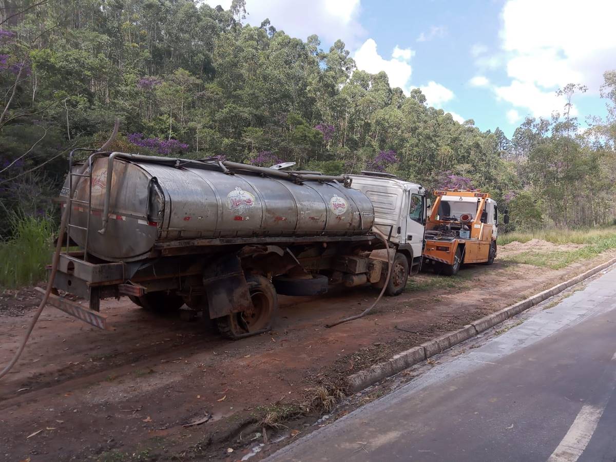 Caminhao-tomba-na-BR-262-e-carga-de-leite-se-espalha-na-pista