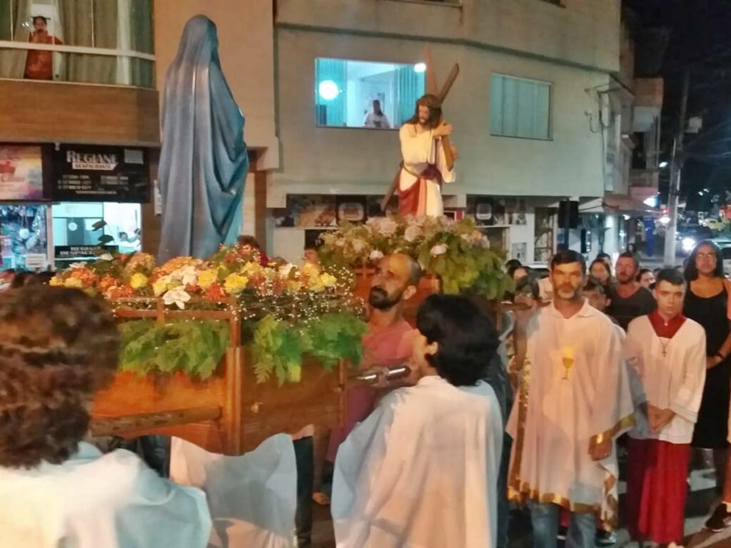 Procissao-religiosa-entre-catolicos-reune-multidao-em-Marechal-Floriano-capa