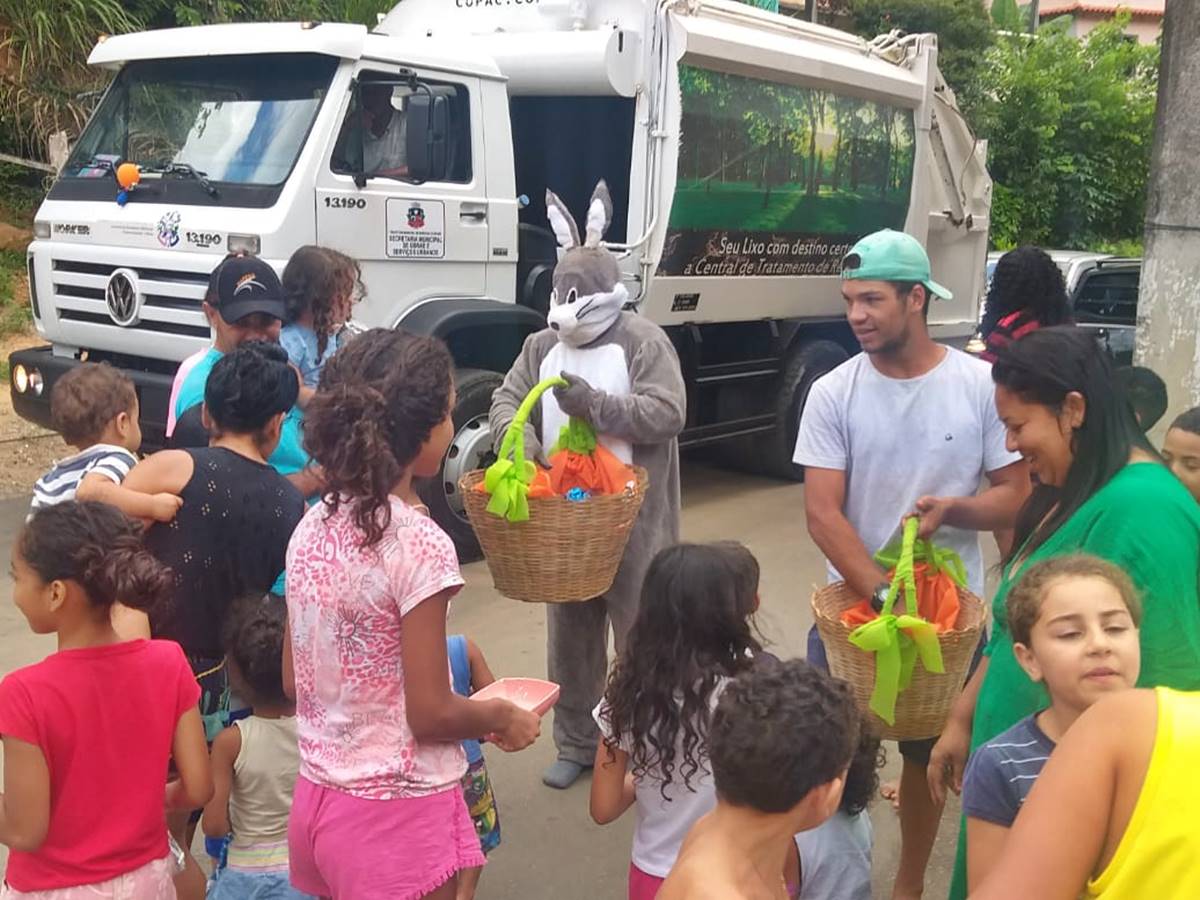 Servidores-municipais-de-Marechal-Floriano-distribuem-doces-para-criancas-da-sede-e-interior-apa