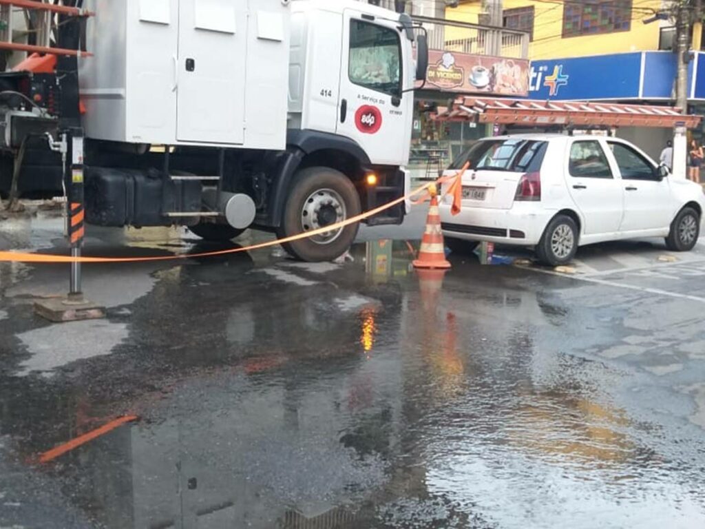 Troca-de-poste-que-ameacava-cair-provoca-vazamento-de-agua-em-Marechal-Floriano