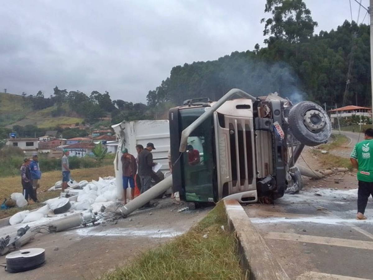 Carreta-tomba-na-Serra-do-Guandu-em-Afonso-Claudio-e-por-milagre-ocupantes-nao-se-ferem Carreta-tomba-na-Serra-do-Guandu-em-Afonso-Claudio-e-por-milagre-ocupantes-nao-se-ferem