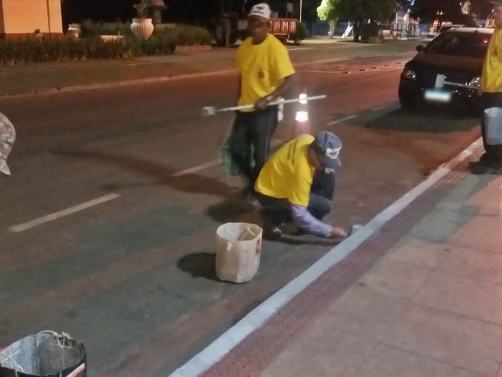 Funcionarios-aproveitam-a-noite-para-pintar-meios-fios-na-sede-de-Marechal-Floriano