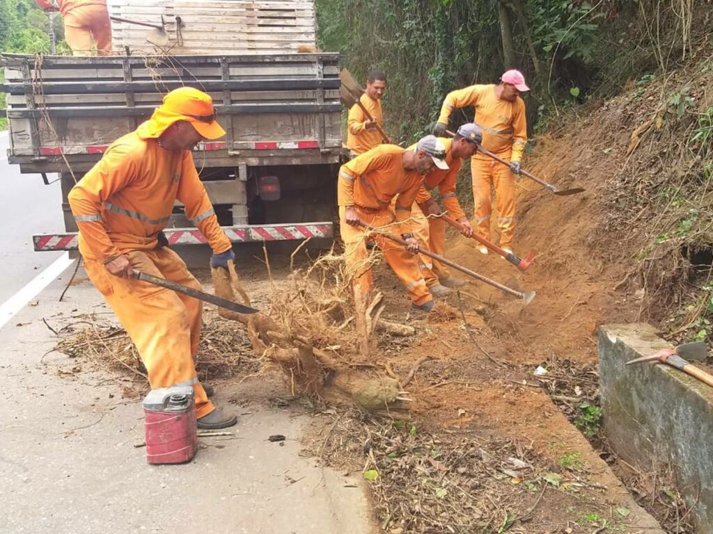 Limpeza-as-margens-da-BR-262-desentope-valetas-e-elimina-matagais-1