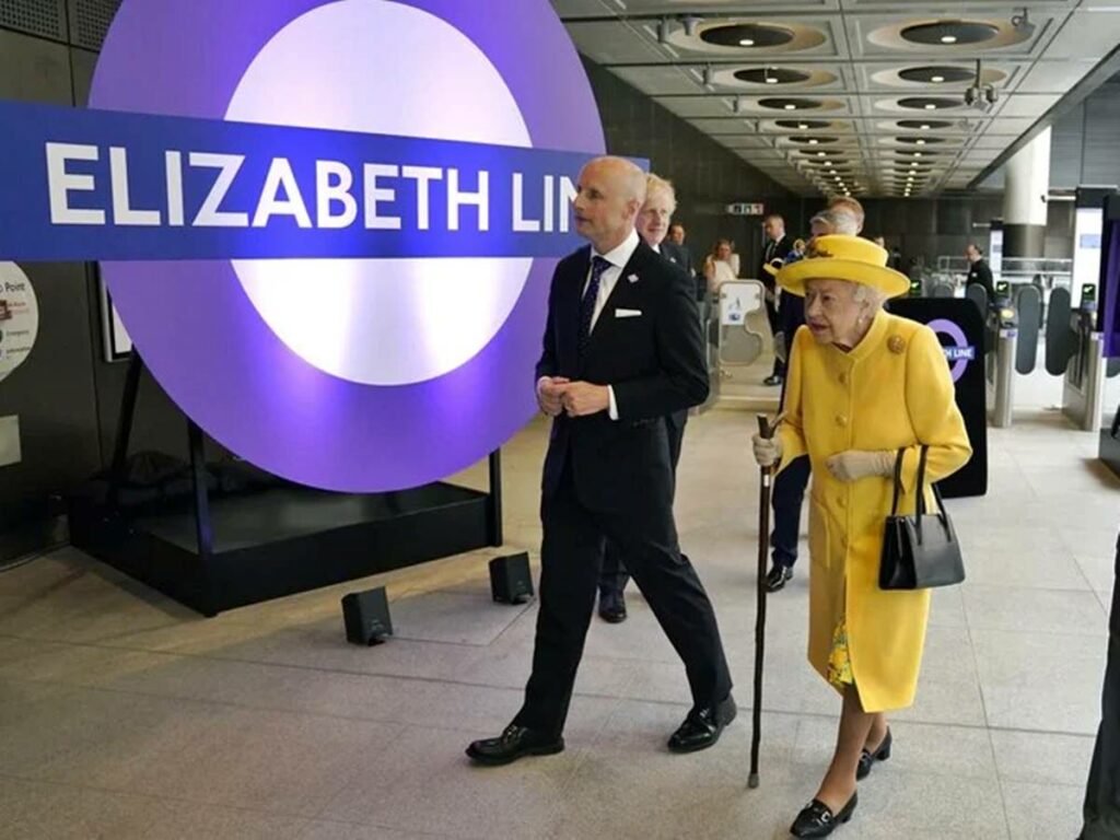 Londres-rainha-Elizabeth-aparece-de-surpresa-em-inauguracao-de-metro