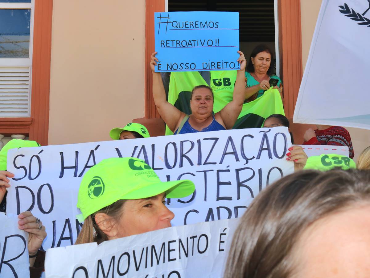 Servidores-municipais-de-Domingos-Martins-fazem-manifestacao-solicitando-aumento-retroativo-de-salarios-1