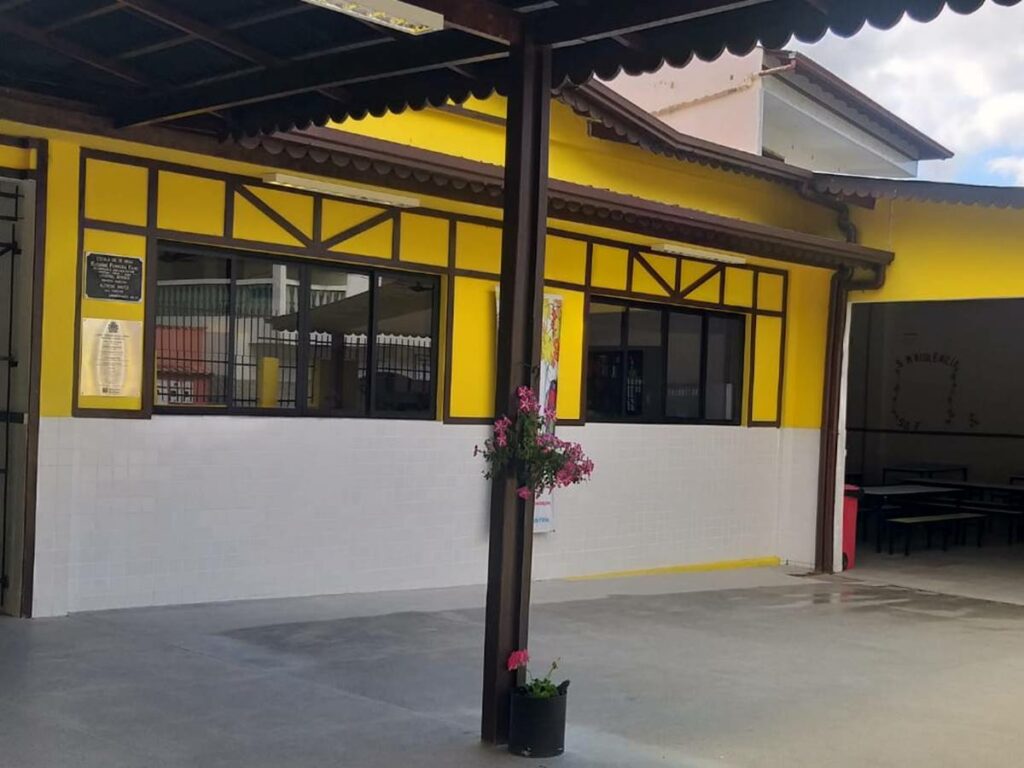 Escola-recebe-nova-pintura-e-agrada-familiares-de-alunos-em-Marechal-Floriano-1