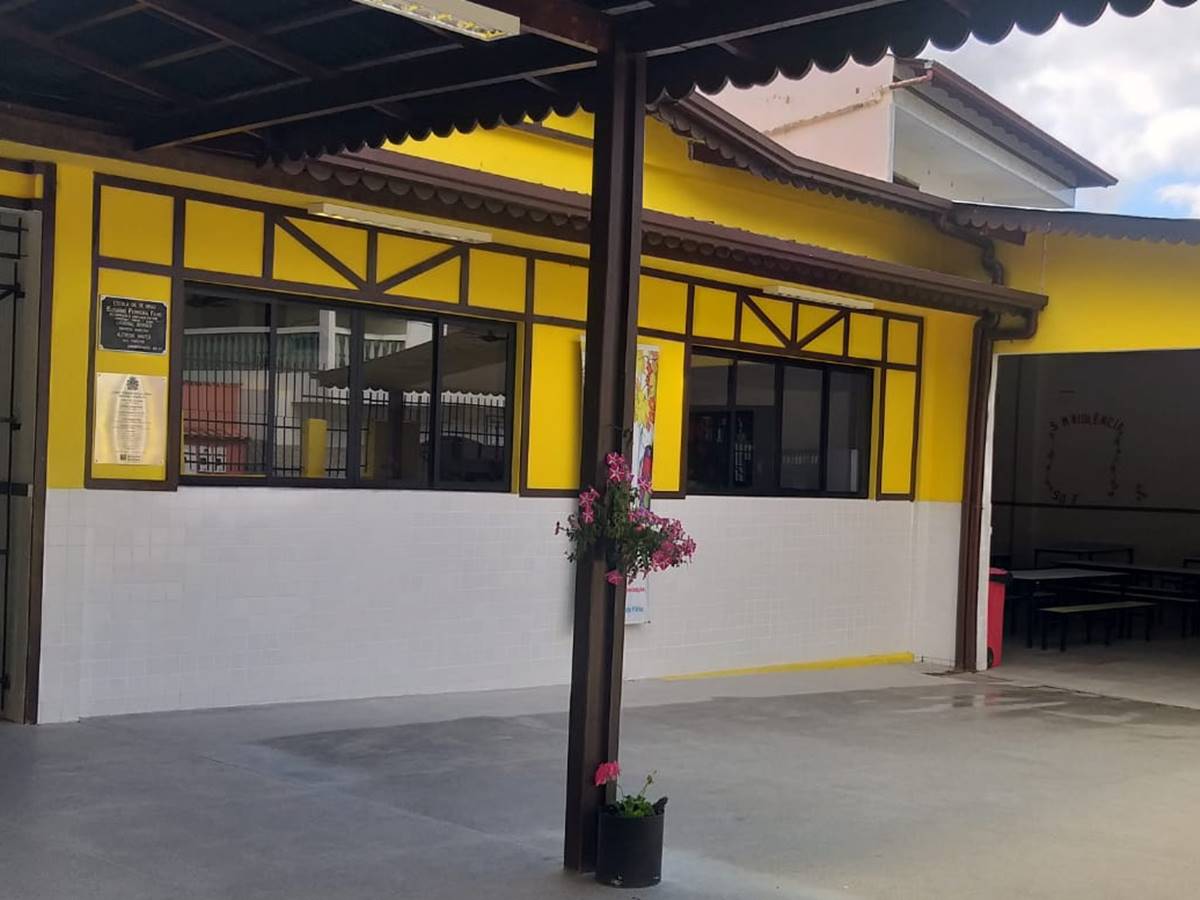 Escola-recebe-nova-pintura-e-agrada-familiares-de-alunos-em-Marechal-Floriano-1