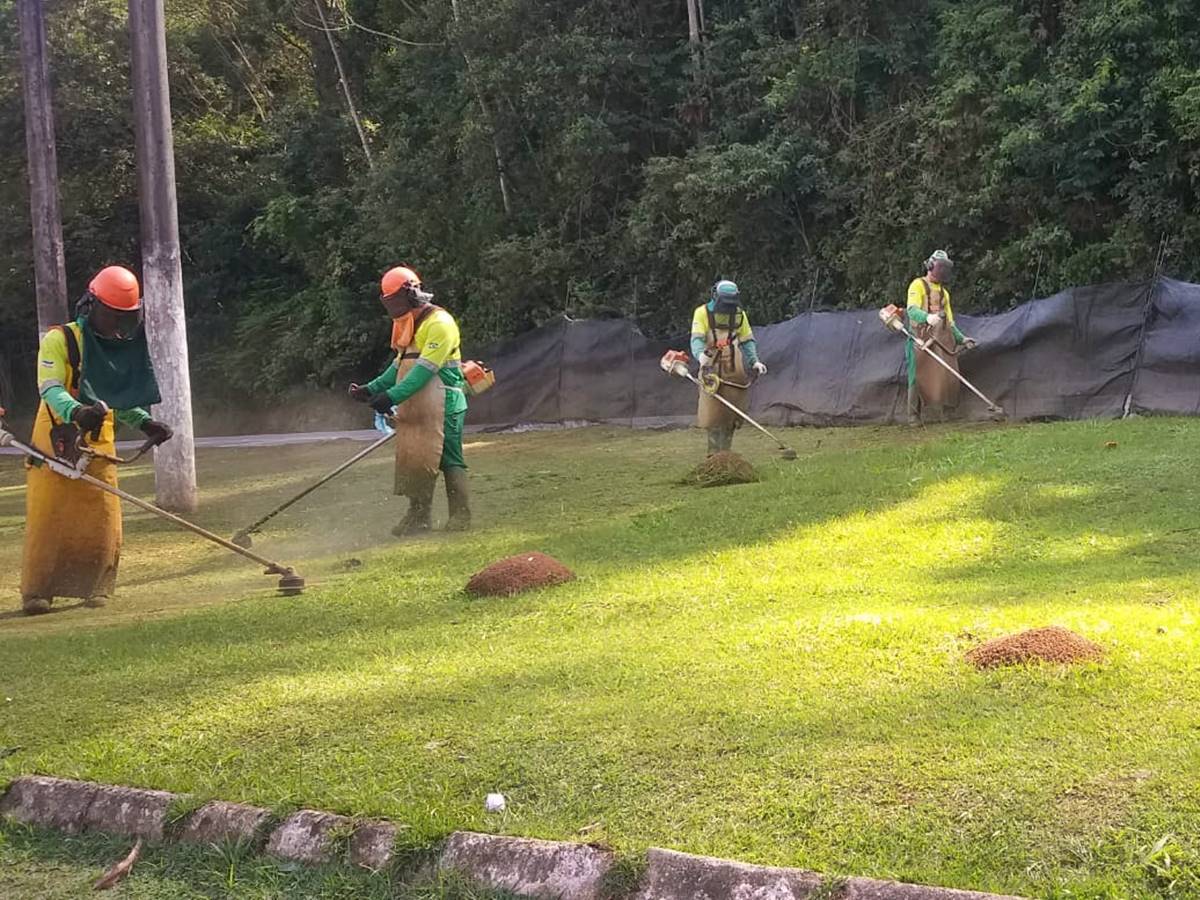 Prefeitura-de-Marechal-Floriano-mantem-manutencao-de-gramado-em-trevos-da-BR-262