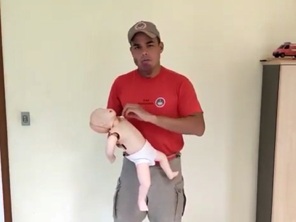 Bombeiros-ensinam-em-video-procedimentos-para-desengasgar-criancas-e-realizam-acoes-de-prevencao-contra-acidentes