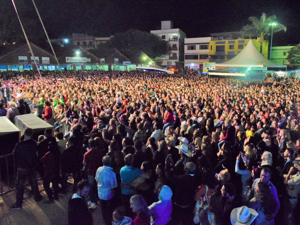 Festa-do-Colono-tera-show-gratuito-com-Felipe-Araujo-em-Santa-Maria-de-Jetiba