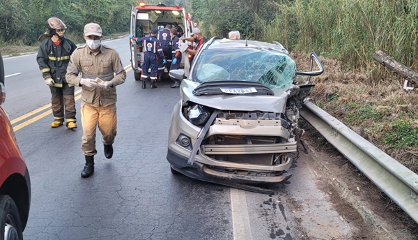 Hilux e Ecosport batem na BR-262 e quatro pessoas ficam feridas 1 Montanhas Capixabas