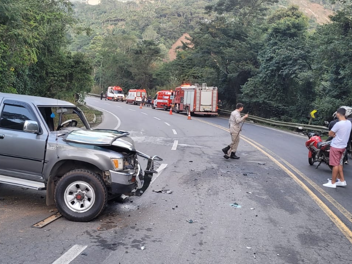 Hilux e Ecosport batem na BR-262 e quatro pessoas ficam feridas