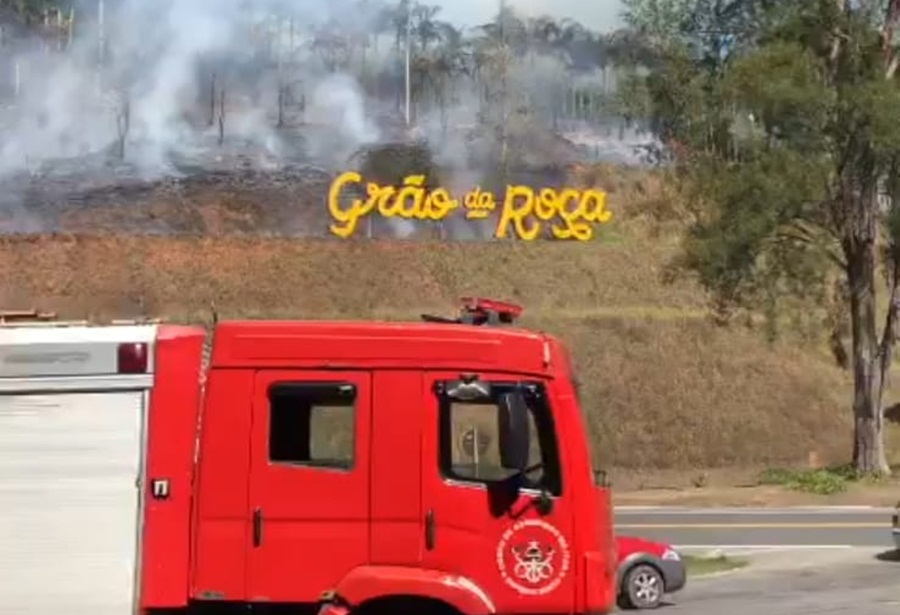 Incendio-em-vegetacao-ao-lado-da-BR-262-da-trabalho-a-equipes-dos-bombeiros