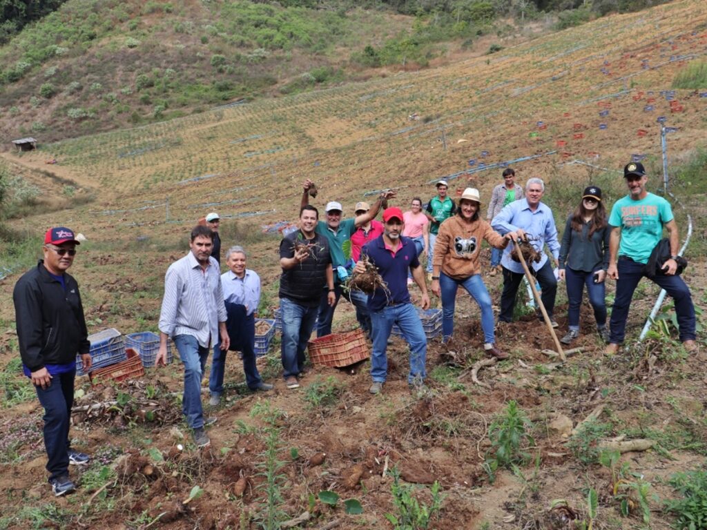 Palestras-e-atividades-de-campo-levam-informacoes-a-produtores-durante-a-Semana-Municipal-do-Inhame
