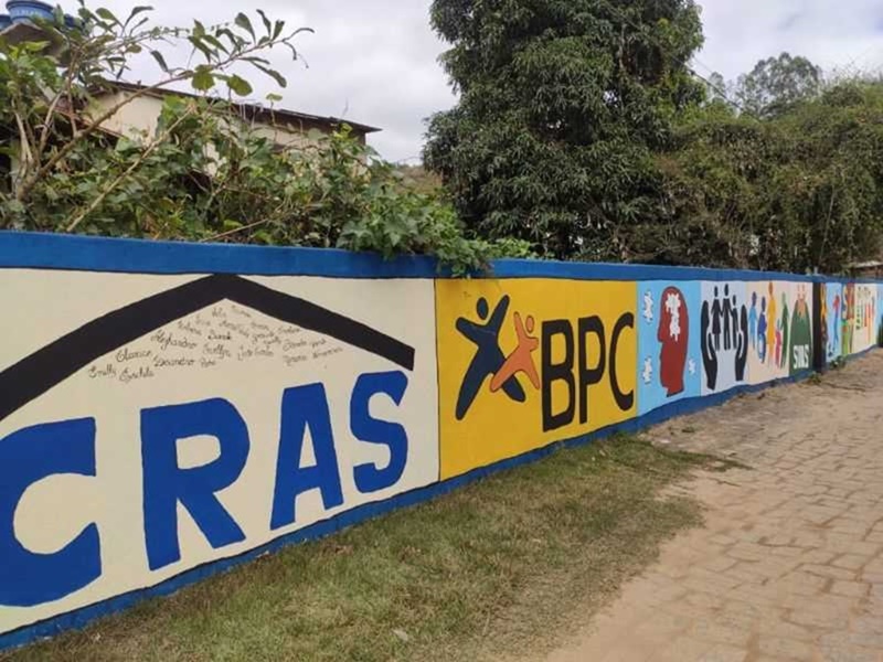 2-Usuarios-do-CRAS-transformam-muro-em-obra-de-arte-em-Ponto-Alto 2-Usuarios-do-CRAS-transformam-muro-em-obra-de-arte-em-Ponto-Alto