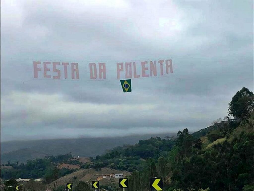Faixa-gigante-sobre-a-BR-262-anuncia-a-44a-Festa-da-Polenta-de-Venda-Nova