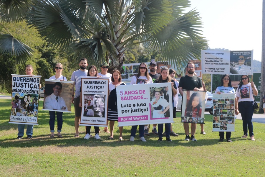 Parentes-e-amigos-de-grupo-folclorico-de-Domingos-Martins-fazem-manifestacao-e-pedem-por-justica Parentes-e-amigos-de-grupo-folclorico-de-Domingos-Martins-fazem-manifestacao-e-pedem-por-justica