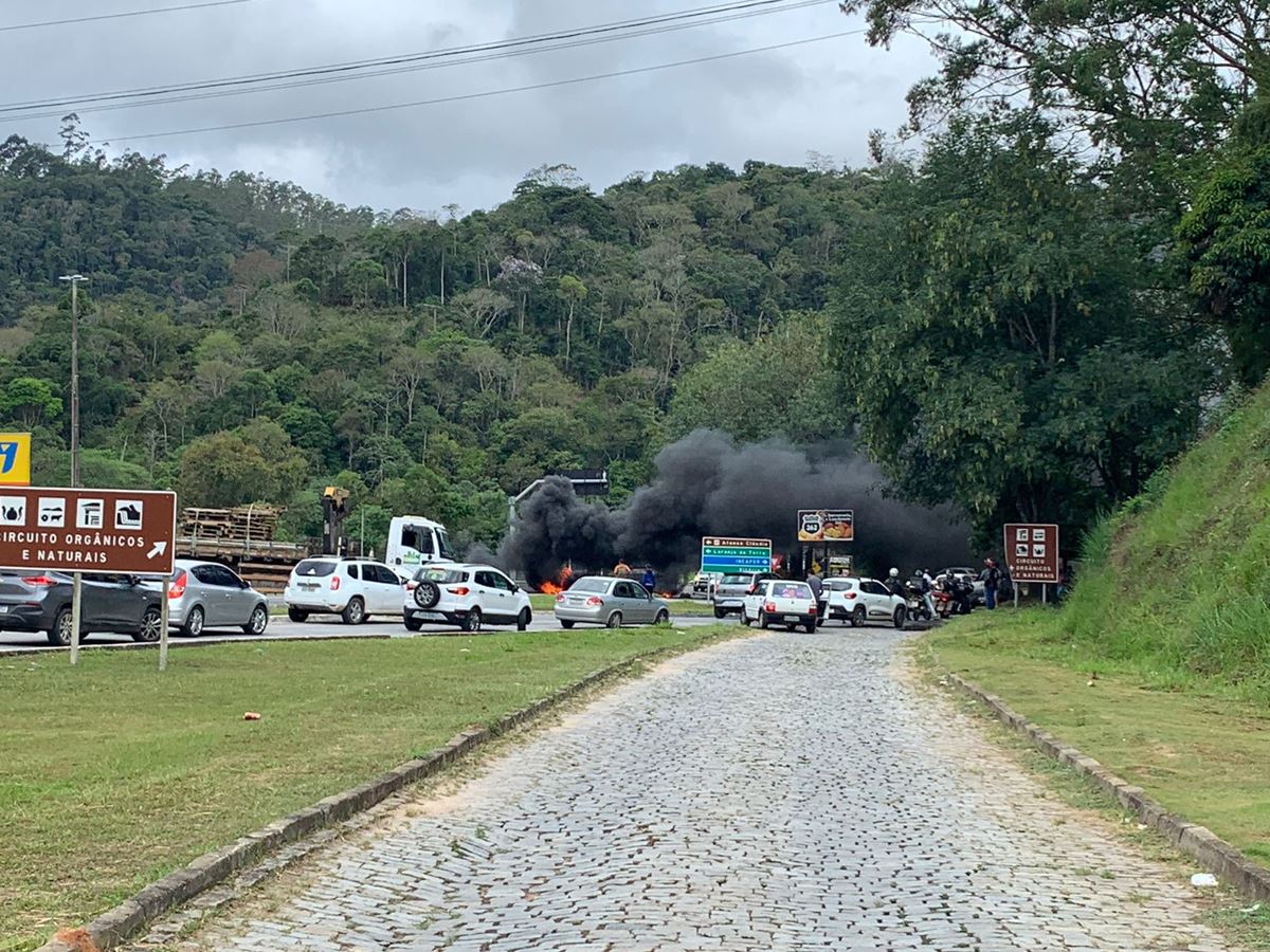 Manifestantes-bloqueiam-BR-262-na-Fazenda-do-Estado-em-Domingos-Martins