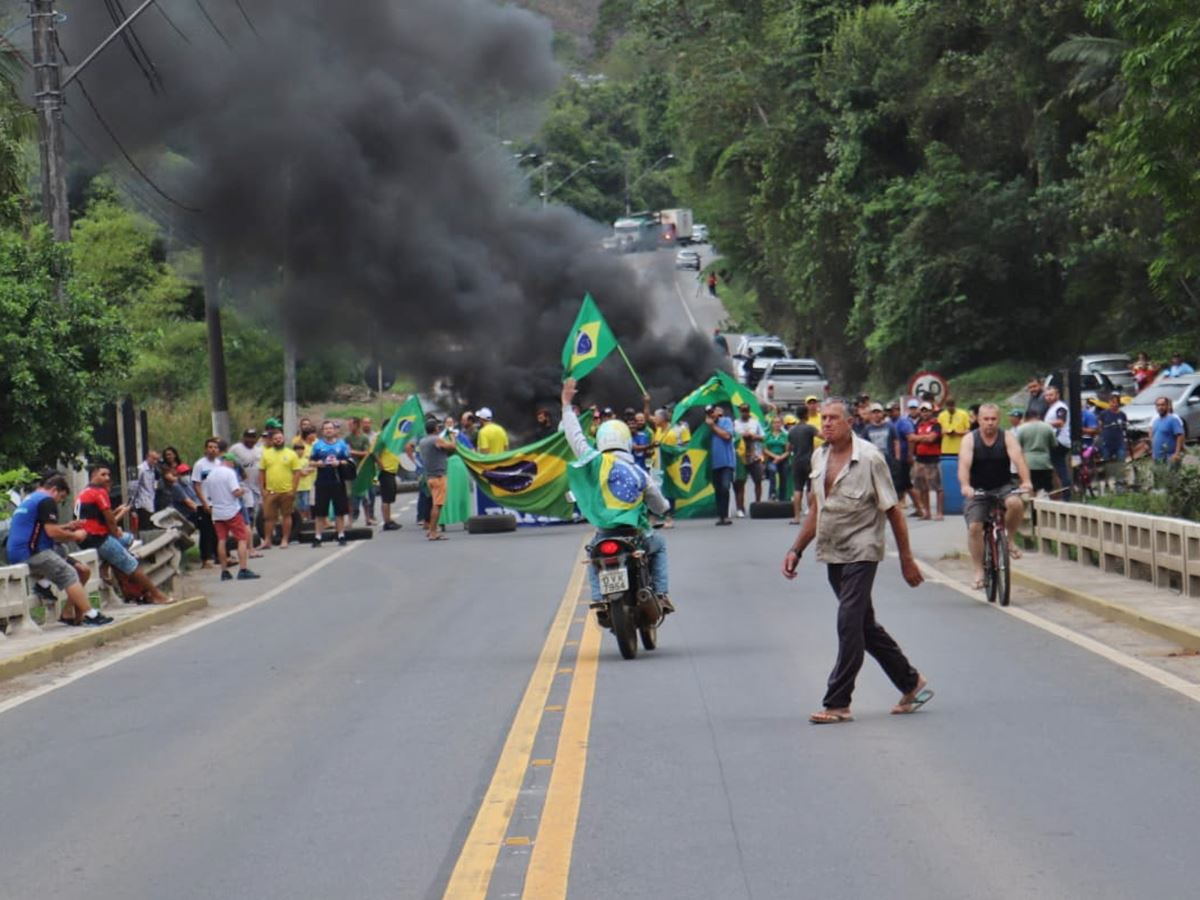 Contra-Lula-e-a-favor-de-Bolsonaro-manifestantes-fecham-a-BR-262-em-Marechal-Floriano Contra-Lula-e-a-favor-de-Bolsonaro-manifestantes-fecham-a-BR-262-em-Marechal-Floriano