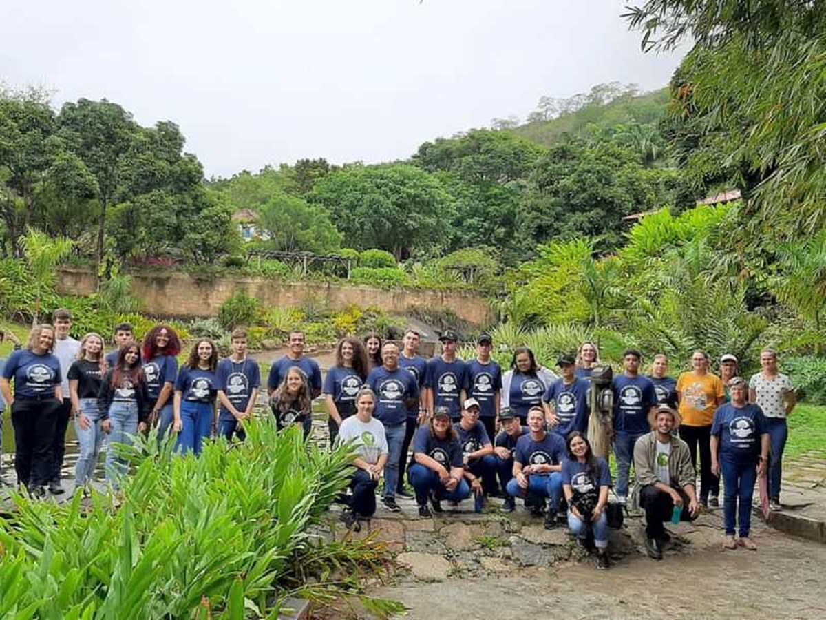 Estudantes-e-funcionarios-de-escola-agricola-de-Domingos-Martins-visitam-o-Instituto-Terra-em-Aimores-MG