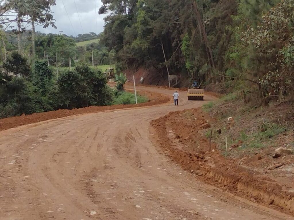 Iniciada-a-recuperacao-da-estrada-na-Rota-do-Carmo-em-Domingos-Martins